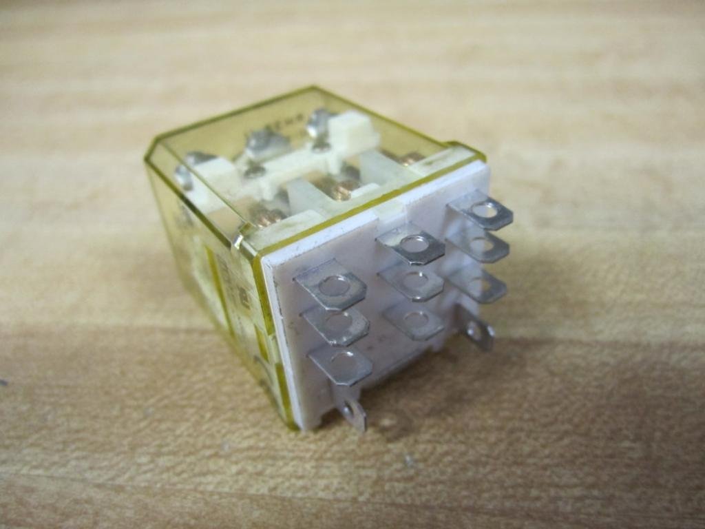 IDEC IDEC RH3B-UAC120V Relay 120VAC 3PDT Plug-In Design