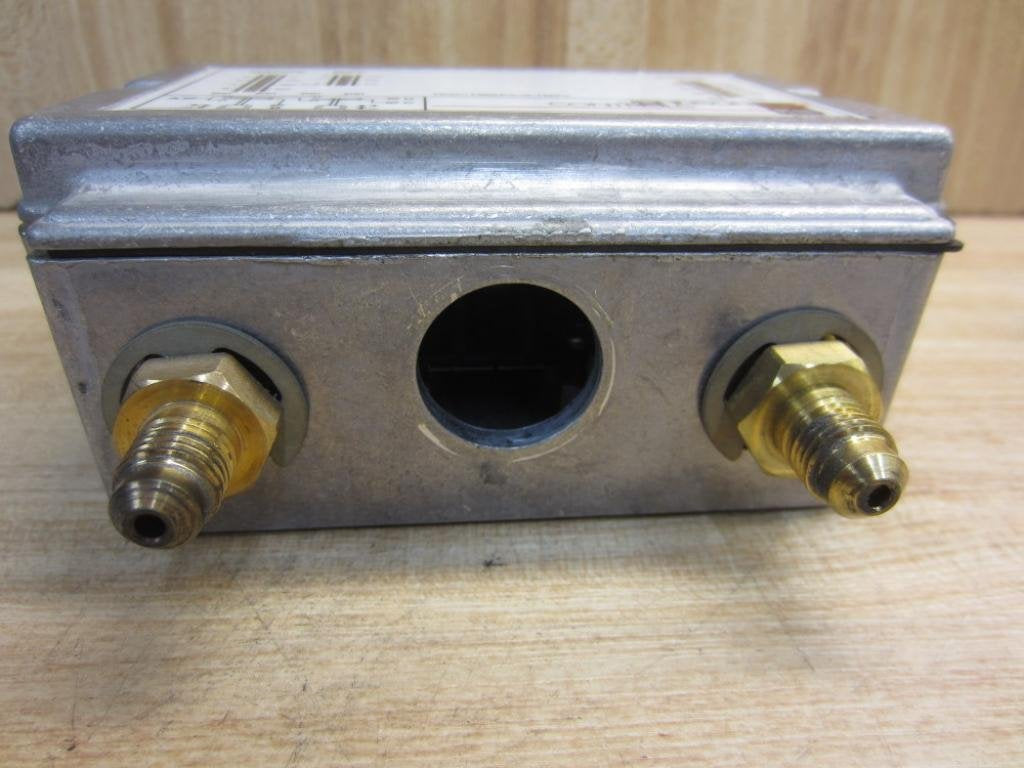 JOHNSON CONTROLS Johnson Controls P78LCA-9300 Dual Pressure Control