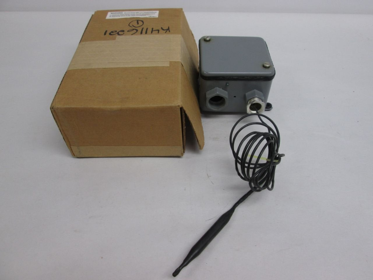JOHNSON CONTROLS A28MA-1C TEMPERATURE CONTROLS