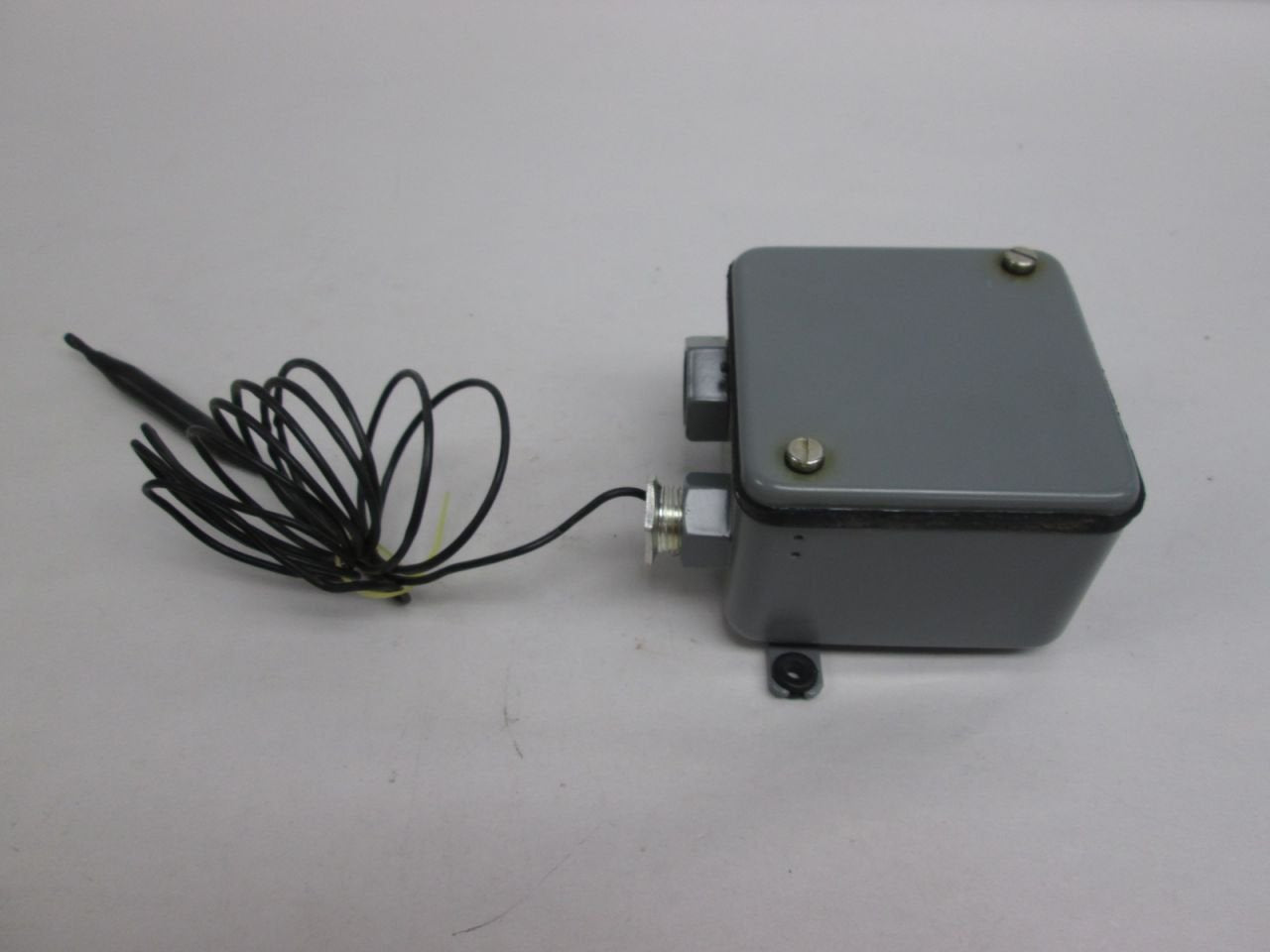 JOHNSON CONTROLS Johnson Controls A28MA-1C Penn Series A28 Two-Stage Temperature Control with Weatherproof Enclosure, Two-SPDT Switch Action, 4 to 49 Degree C Range, 3/8 x 4 Bulb, 6 Ft Capillary