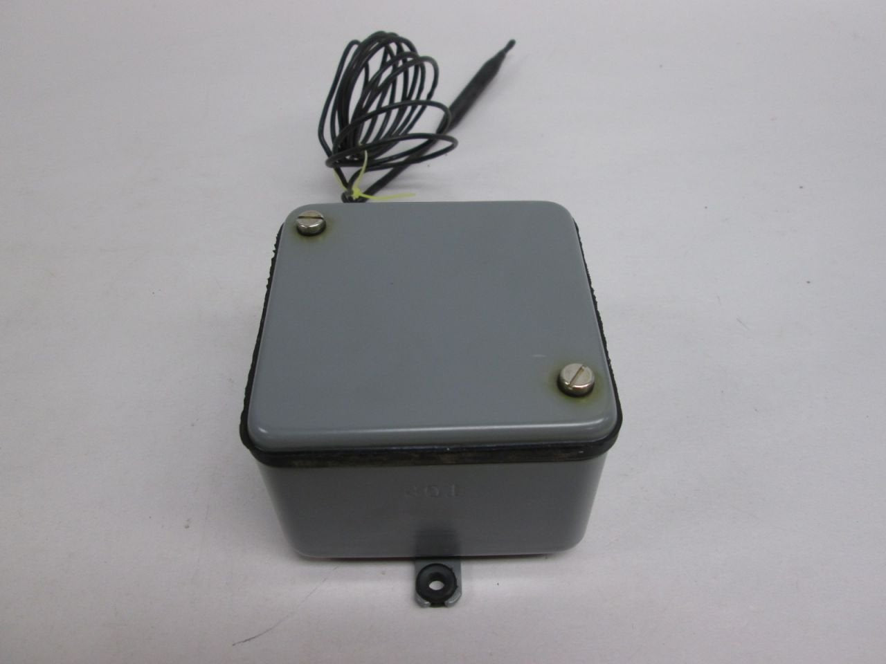 JOHNSON CONTROLS Johnson Controls A28MA-1C Penn Series A28 Two-Stage Temperature Control with Weatherproof Enclosure, Two-SPDT Switch Action, 4 to 49 Degree C Range, 3/8 x 4 Bulb, 6 Ft Capillary