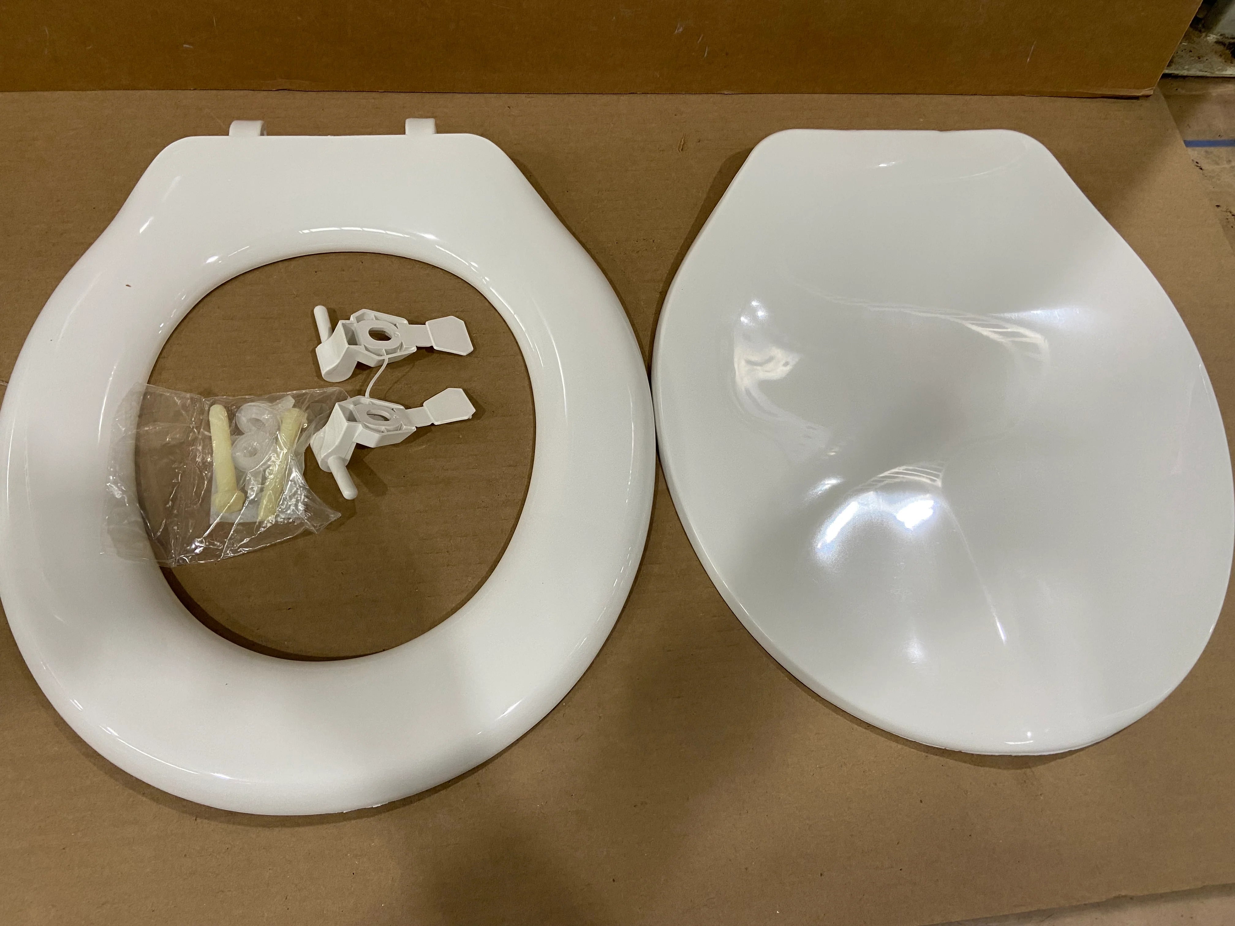 AMERICAN STANDARD American Standard P030568100 Round White Toilet Seat With Cover