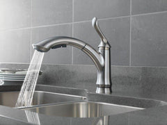 DELTA FAUCET Delta Faucet 4353-AR-DST Linden Single Handle Pull Out Kitchen Faucet