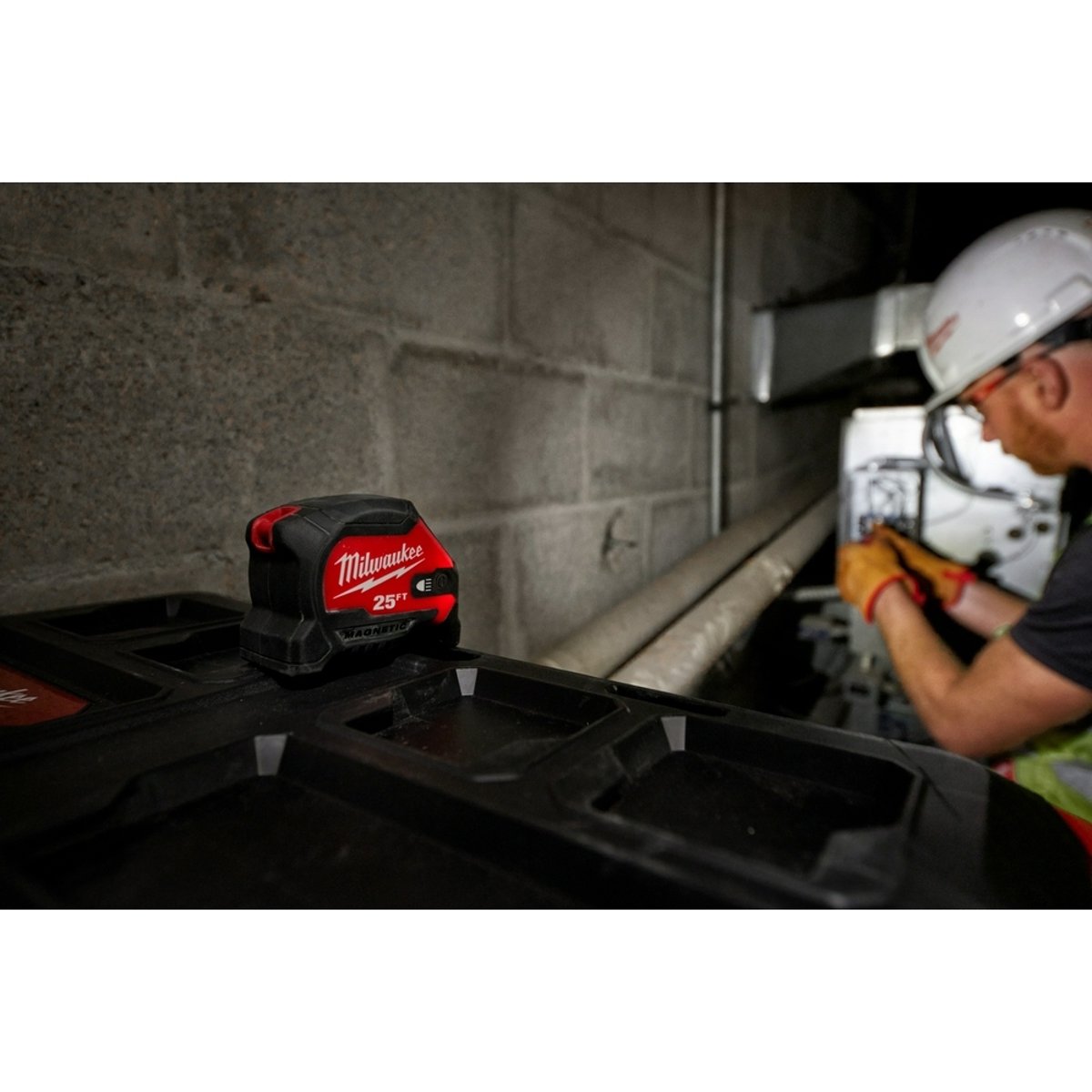 MILWAUKEE Milwaukee 48-22-0428 Compact Wide Blade Magnetic Tape Measure w/ Rechargeable 100L Light