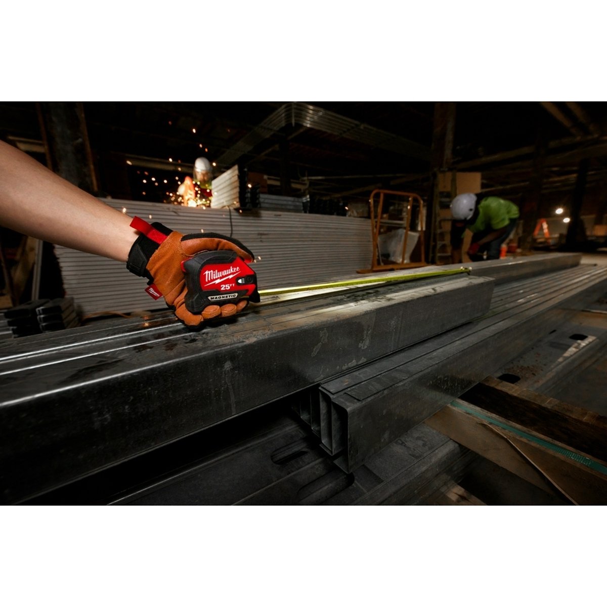 MILWAUKEE Milwaukee 48-22-0428 Compact Wide Blade Magnetic Tape Measure w/ Rechargeable 100L Light