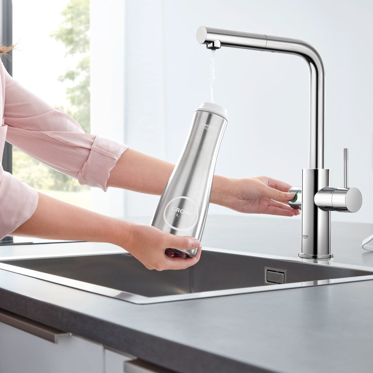 GROHE GROHE 31608002 Blue Professional Single Handle Pull Out Kitchen Faucet in Starlight Chrome
