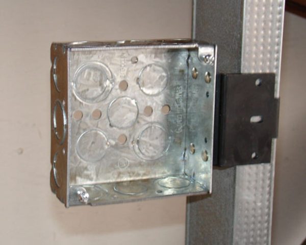 SOUTHWIRE Southwire 52151-MS Garvin 4-Inch Square Junction Box with Metal Stud Bracket
