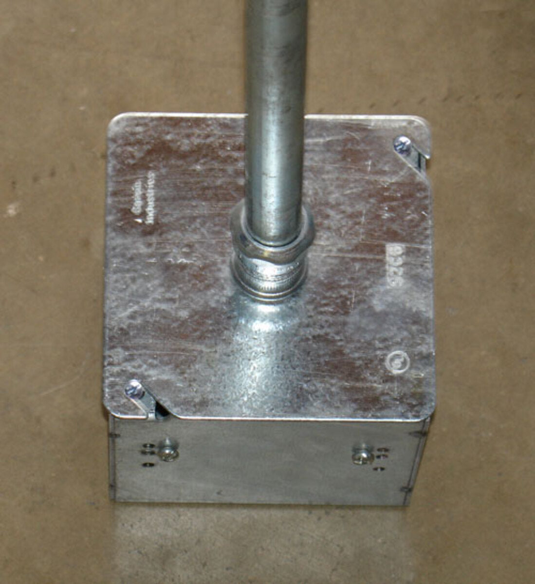 SOUTHWIRE Southwire 52C6 Garvin 4-Inch Square Flat Cover with 1/2-Inch Knockout