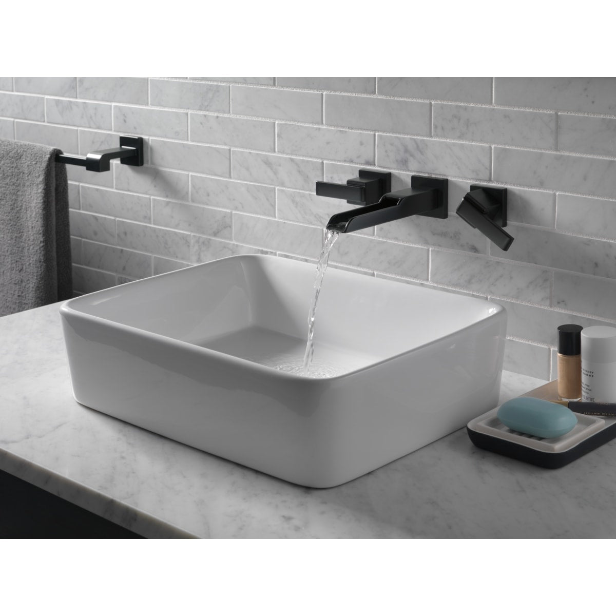 DELTA Delta 77518-BL Towel Bar 18 Matte Black