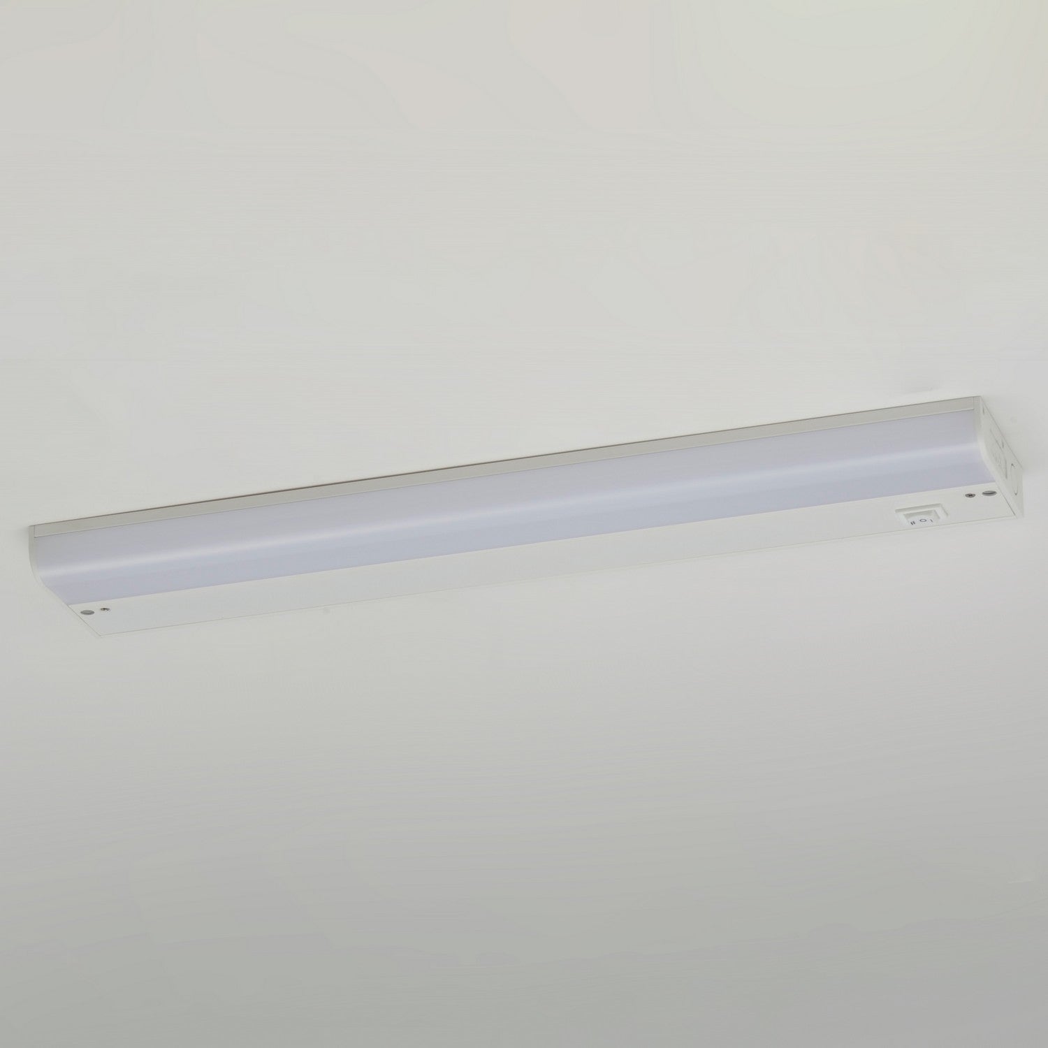 MAXIM LIGHTING Maxim Lighting 89852WT CounterMax MX-L-120-1K LED Under Cabinet 8W 18 inch