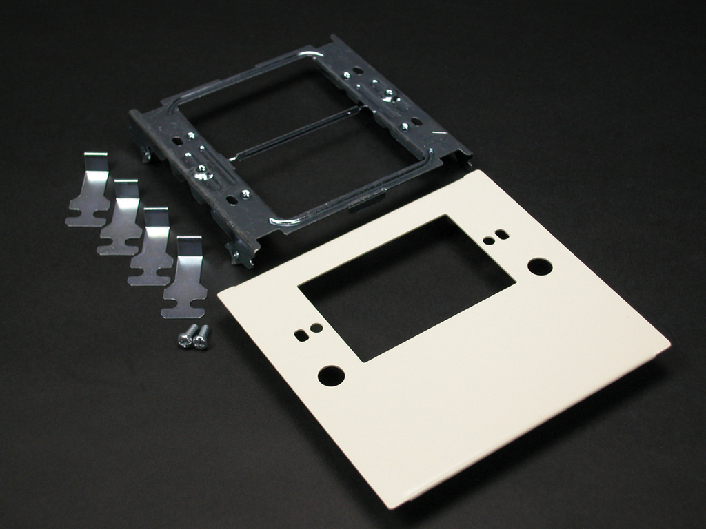 LEGRAND Legrand V4047C-1 Wiremold 4047 4-3/4 x 5-1/8 Ivory Steel Multiple Channel Raceway 1-Gang Device Plate