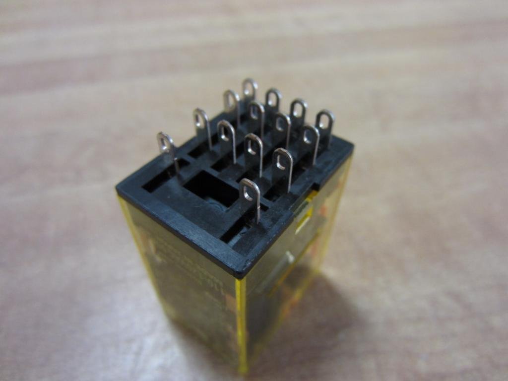 IDEC IDEC RU4S-A110 Universal Relay 120VAC (4PDT Contact) with Latching Lever and Blade Terminals
