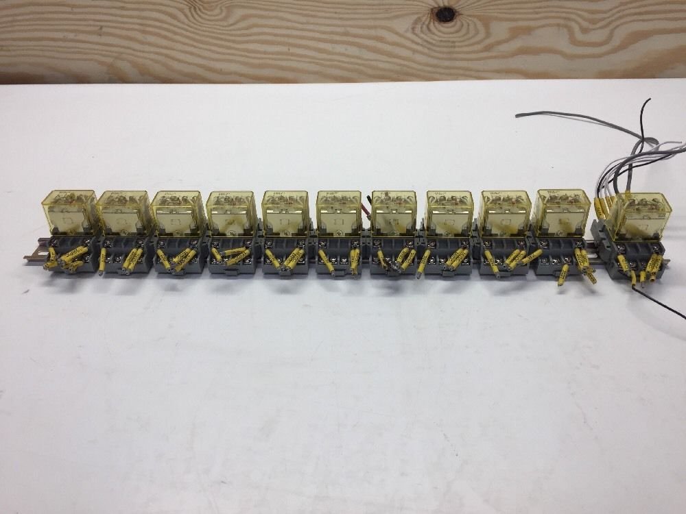 IDEC IDEC SH4B-05 Relay Socket DIN Rail Snap-Mount 14 Blade 10 AMP
