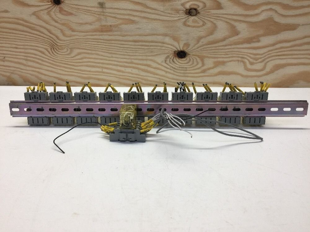 IDEC IDEC SH4B-05 Relay Socket DIN Rail Snap-Mount 14 Blade 10 AMP