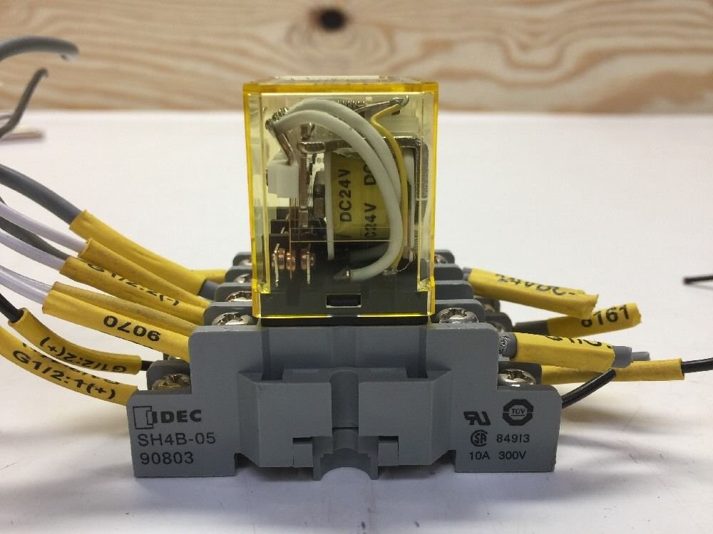 IDEC IDEC SH4B-05 Relay Socket DIN Rail Snap-Mount 14 Blade 10 AMP
