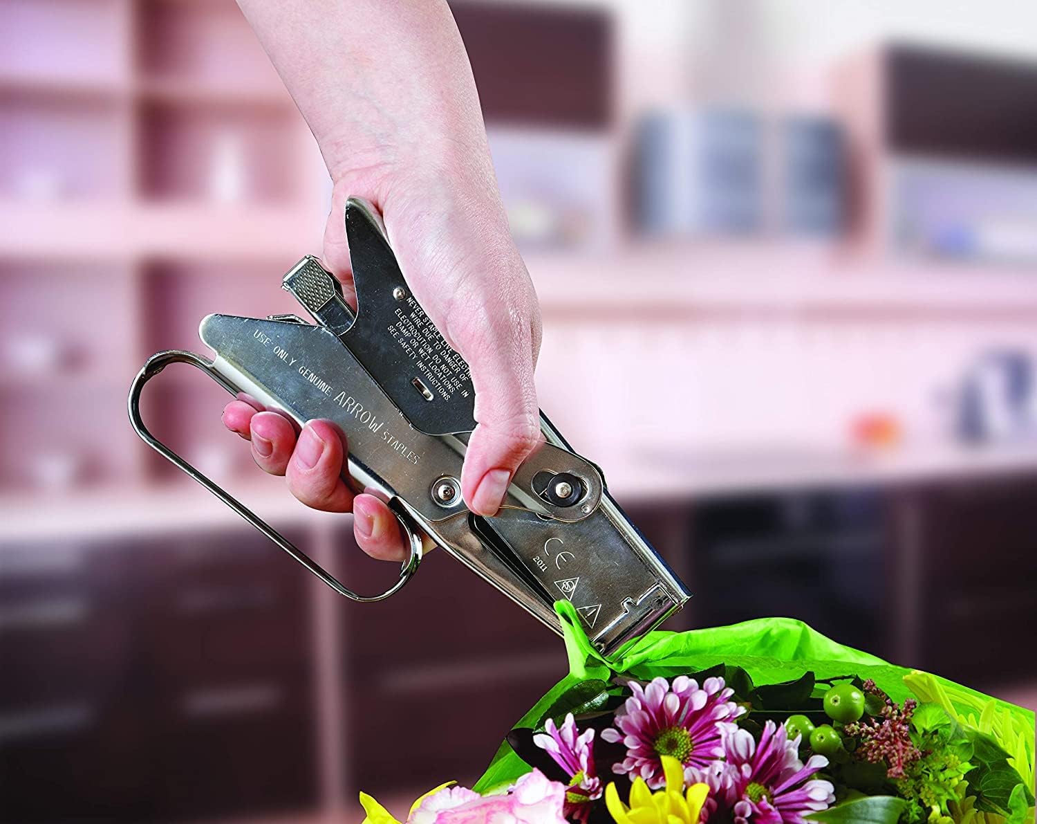 ARROW FASTENER Arrow Fastener P22 Heavy Duty Handheld Plier Stapler for Crafts, Office, and Insulation, Uses 1/4-Inch and 5/16-Inch Staples