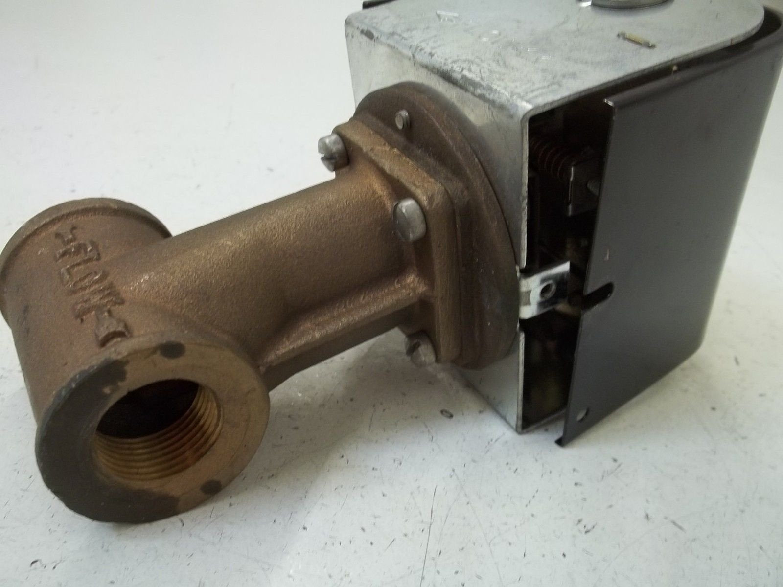 MCDONNELL & MILLER McDonnell & Miller FS4-3T2-3/4 Medium Flow Tee SPDT Probe LWCO 120V