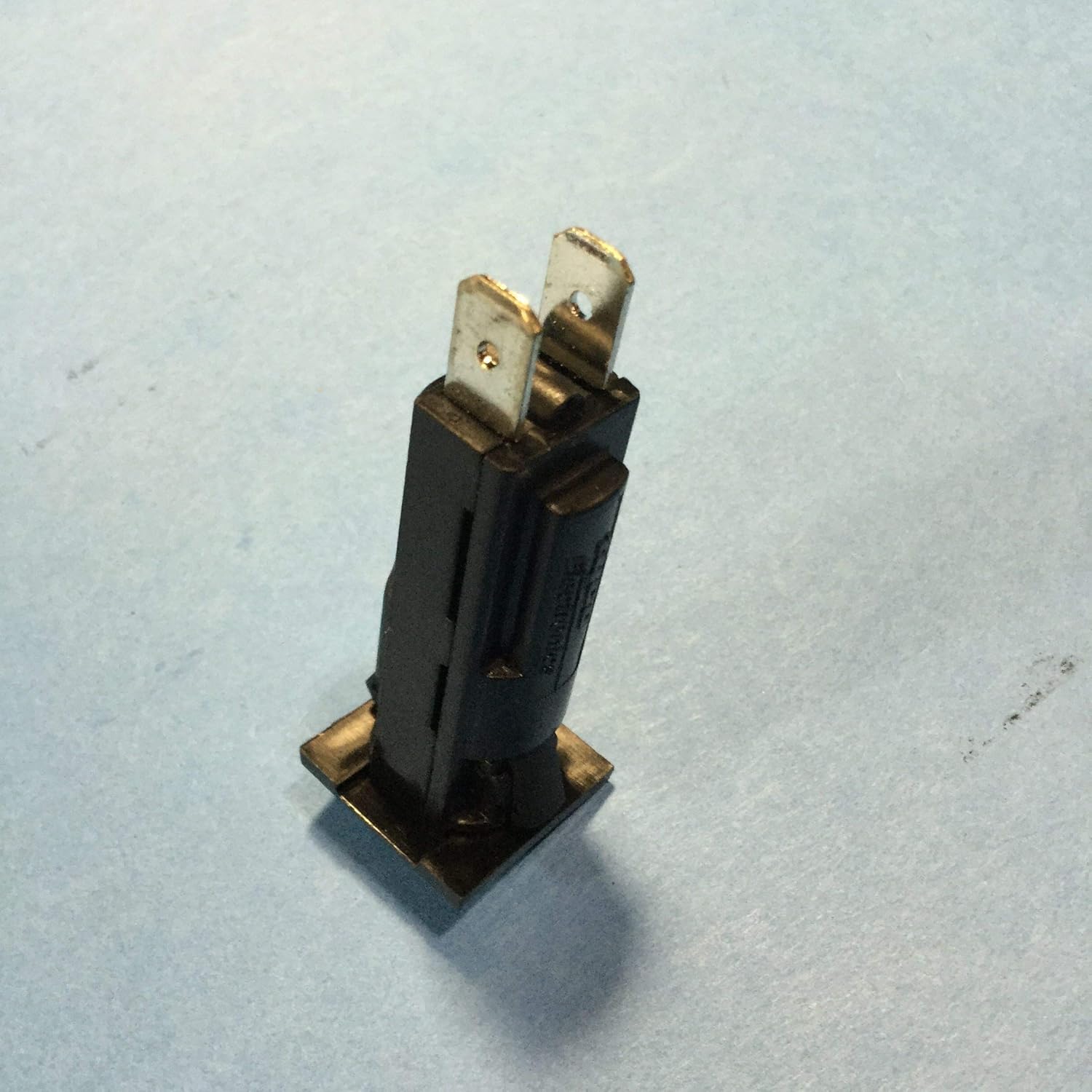 TE CONNECTIVITY TE Connectivity W28-XQ1A-3 Circuit Breaker Bag of 3