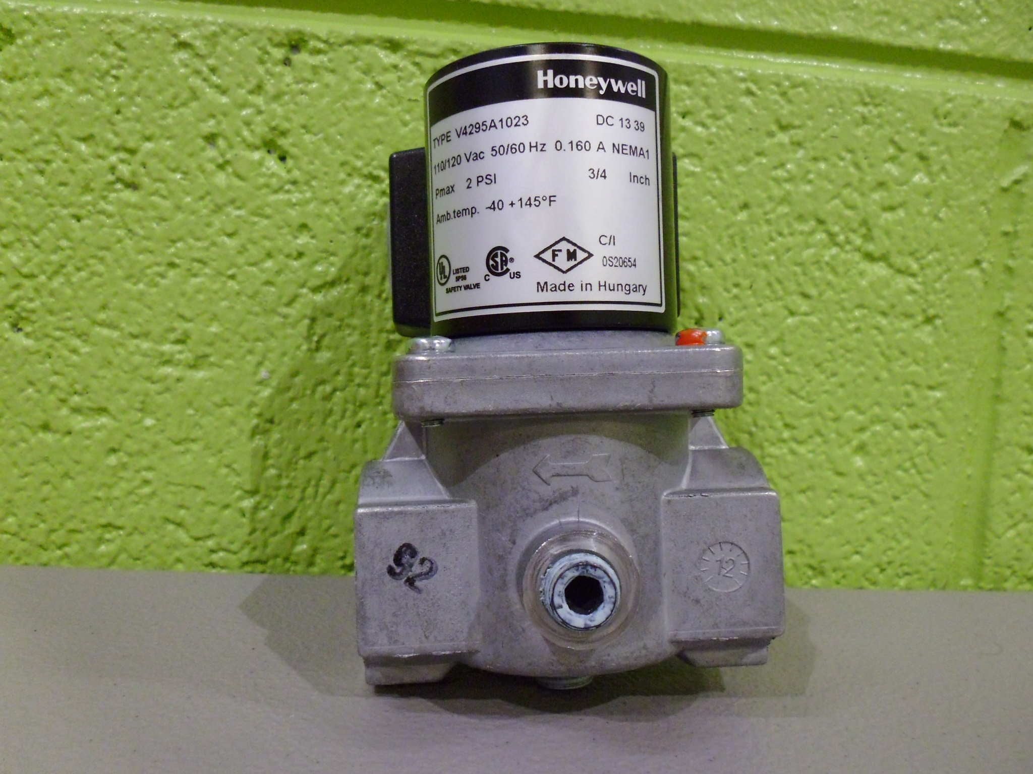 HONEYWELL Honeywell V4295A1023 3/4 inch Solenoid Gas Valve 120V 2 PSI