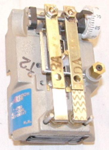 JOHNSON CONTROLS Johnson Controls T-4752-206 Heating-Cooling Thermostat 15 psig REV 20 psig DIR Vertical