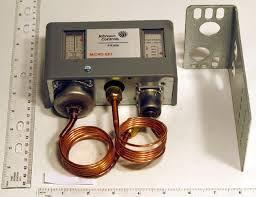 JOHNSON CONTROLS P70LA-121 THERMOSTATS