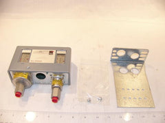 JOHNSON CONTROLS P70LA-2 THERMOSTATS