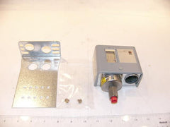 JOHNSON CONTROLS P72CA-4 THERMOSTATS