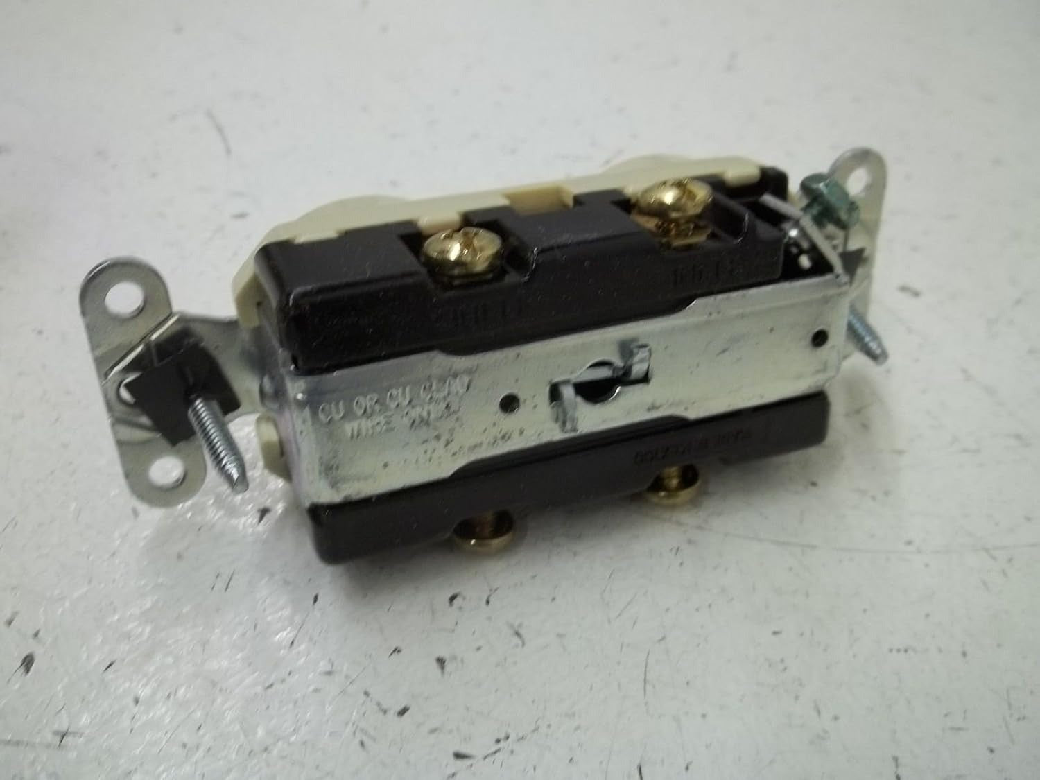 PASS & SEYMOUR Pass & Seymour 690-IG 1-Pole Toggle Double Combination Switch 15A (Single Pack) 690-IG