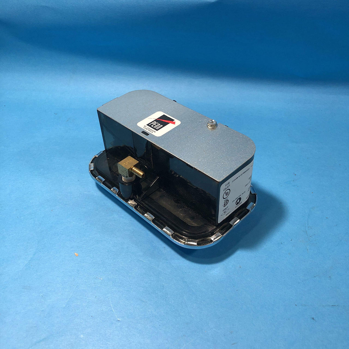 Johnson Controls P32AC-2 Differential Pressure Switch for Industrial Use