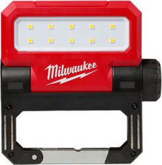 milwaukee 2114-21 usb rechargeable rover pivoting flood light