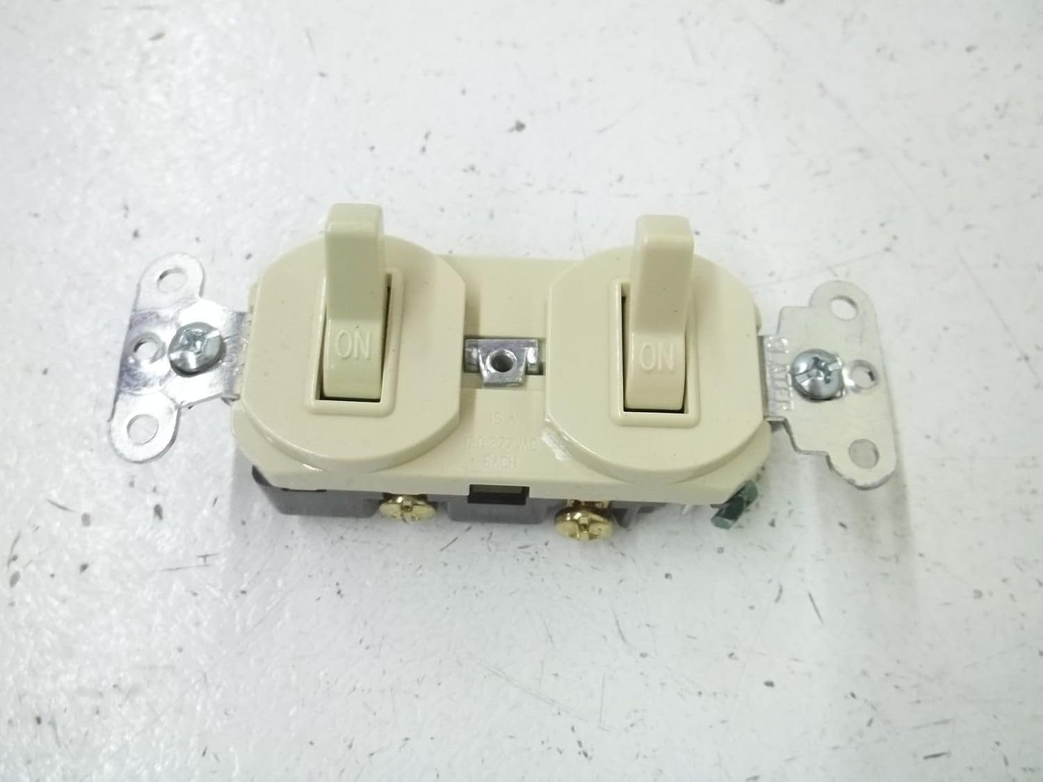 PASS & SEYMOUR Pass & Seymour 690-IG 1-Pole Toggle Double Combination Switch 15A (Single Pack) 690-IG