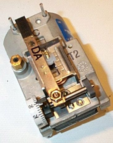 JOHNSON CONTROLS JOHNSON CONTROLS T-4002-203 Pneumatic Thermostat 55-85F Direct Acting Vertical Mount