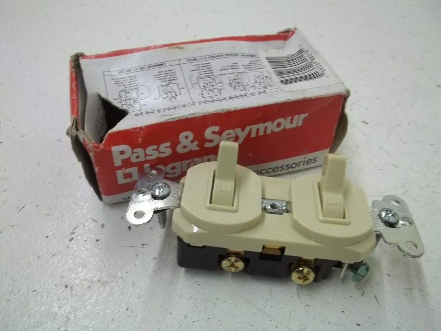 PASS & SEYMOUR Pass & Seymour 690-IG 1-Pole Toggle Double Combination Switch 15A (Single Pack) 690-IG