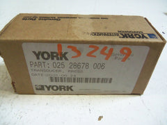 York 025-28678-006 Pressure Transducer 0-300 Pounds per Square Inch 0.5-4.5 Volts Direct Current