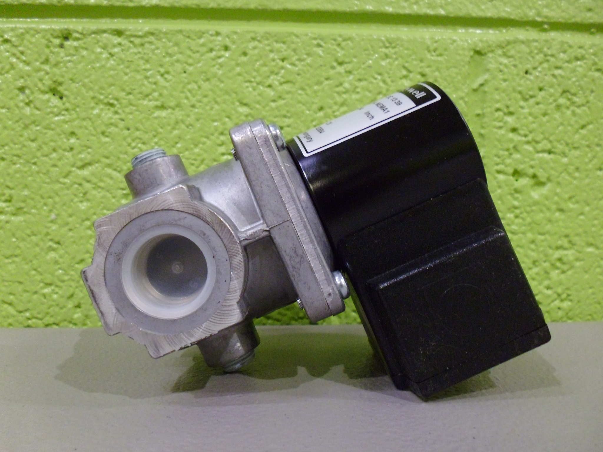 Honeywell V4295A1023 3/4 inch Solenoid Gas Valve 120V 2 PSI