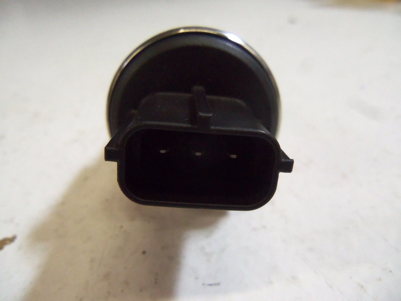 York 025-28678-006 Pressure Transducer 0-300 Pounds per Square Inch 0.5-4.5 Volts Direct Current