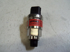 York 025-28678-006 Pressure Transducer 0-300 Pounds per Square Inch 0.5-4.5 Volts Direct Current