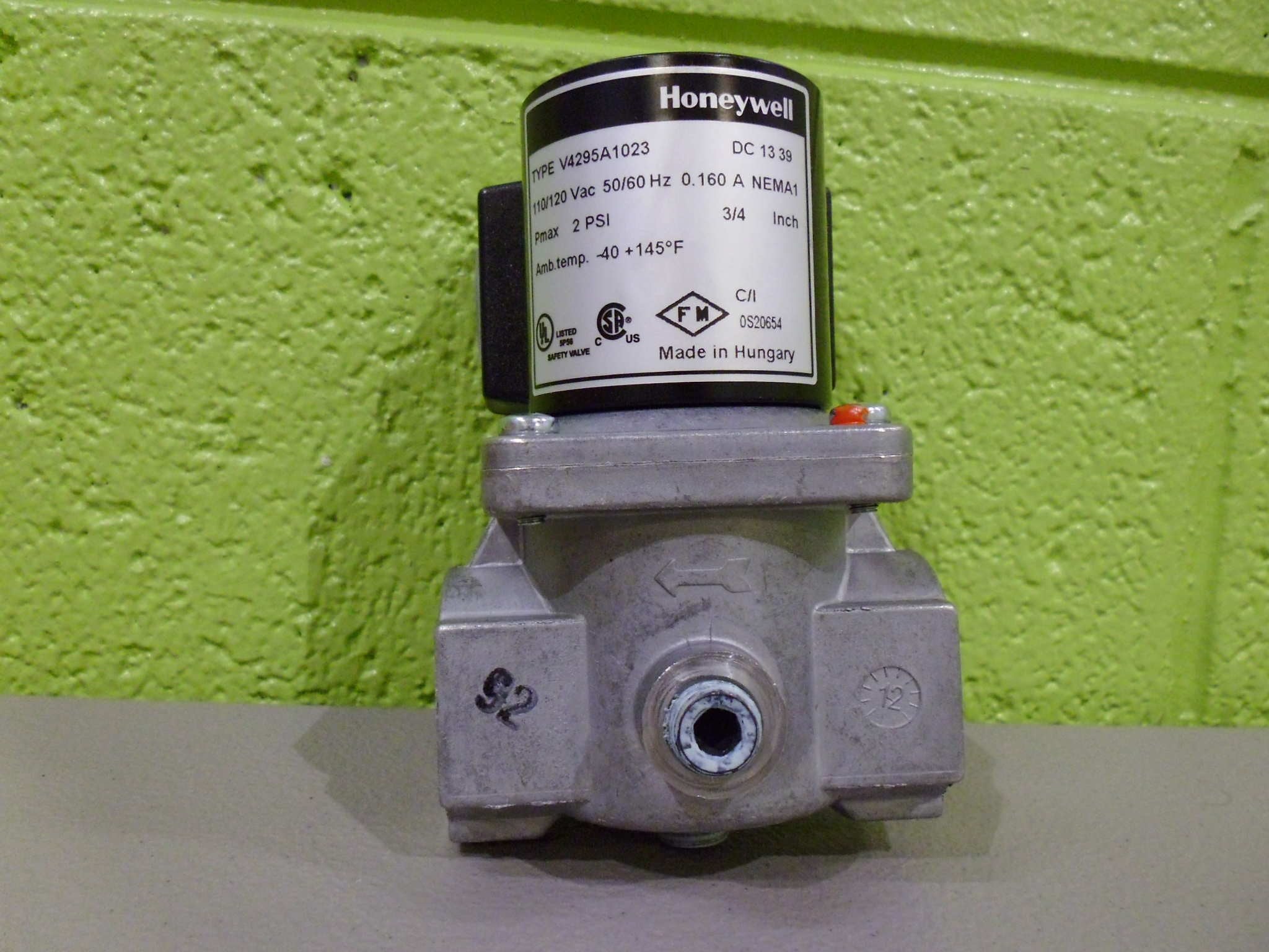 Honeywell V4295A1023 3/4 inch Solenoid Gas Valve 120V 2 PSI